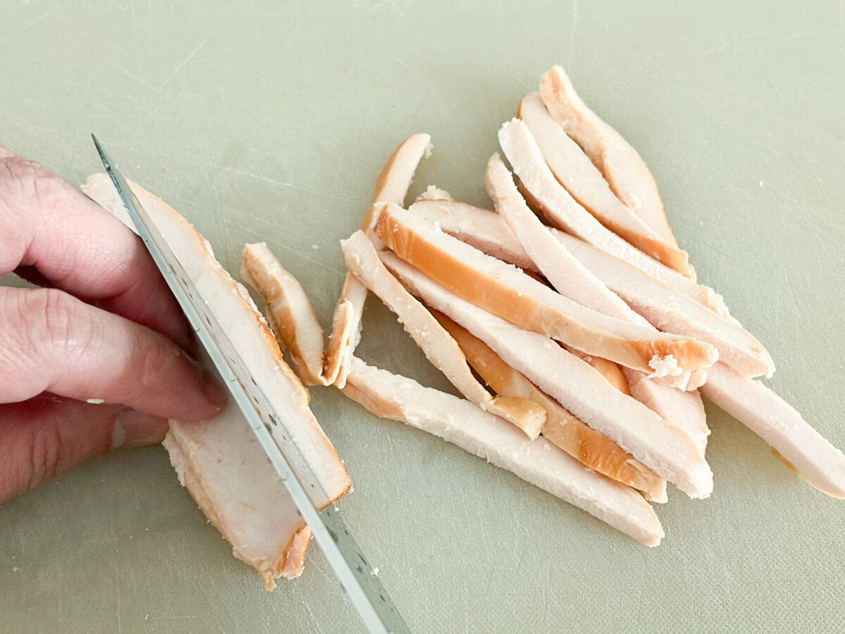 業スーの「スモークチキンスライス」を細切りにすることでメニューの幅がまた一段と広がります