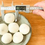 「ホイップクリーム大福」を自然解凍中にサイズを測ってみると直径は約45.8mmで、今回ご紹介の3商品中でもっと大粒