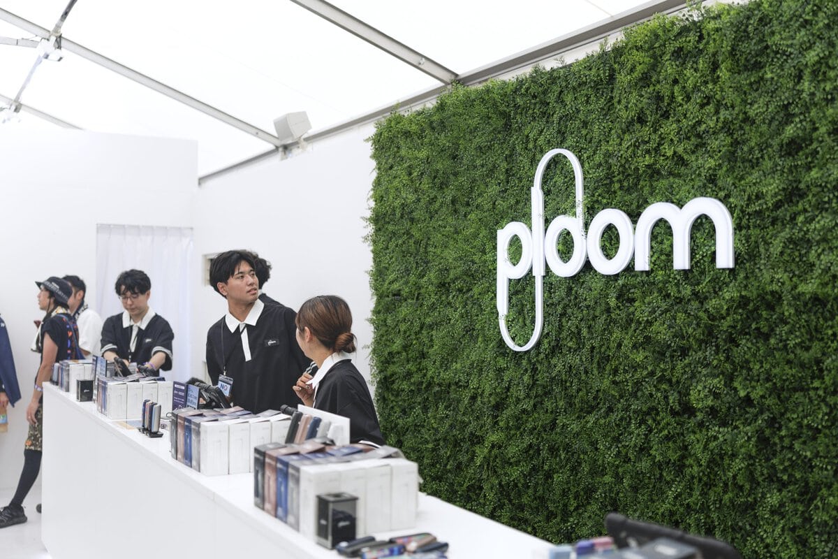 大阪の音楽フェス会場のPloomブースとスタッフ.