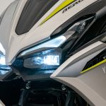 猛禽類の眼を思わせるシャープなLEDポジションランプと存在感を控えめにしたコンパクトなLEDプロジェクターヘッドランプ