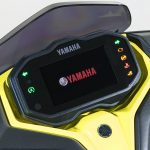 TFTメーターをパネル内に立体的に配置