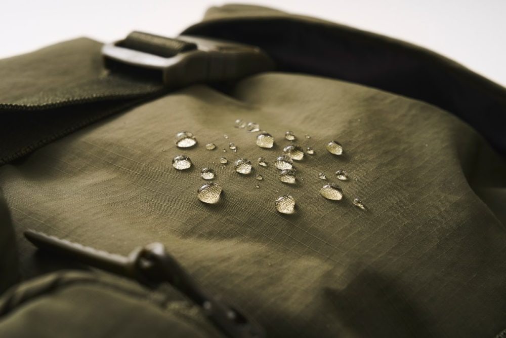 表面に撥水加工が施されており、小雨程度の水であればはじく