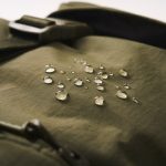 表面に撥水加工が施されており、小雨程度の水であればはじく