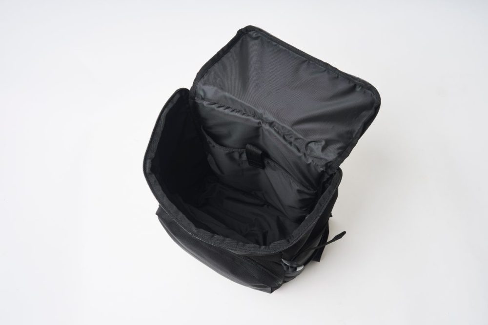 大きく開くので、背が高いアイテムも入れやすい