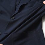 ジャケットの素材はストレッチ性も備える
