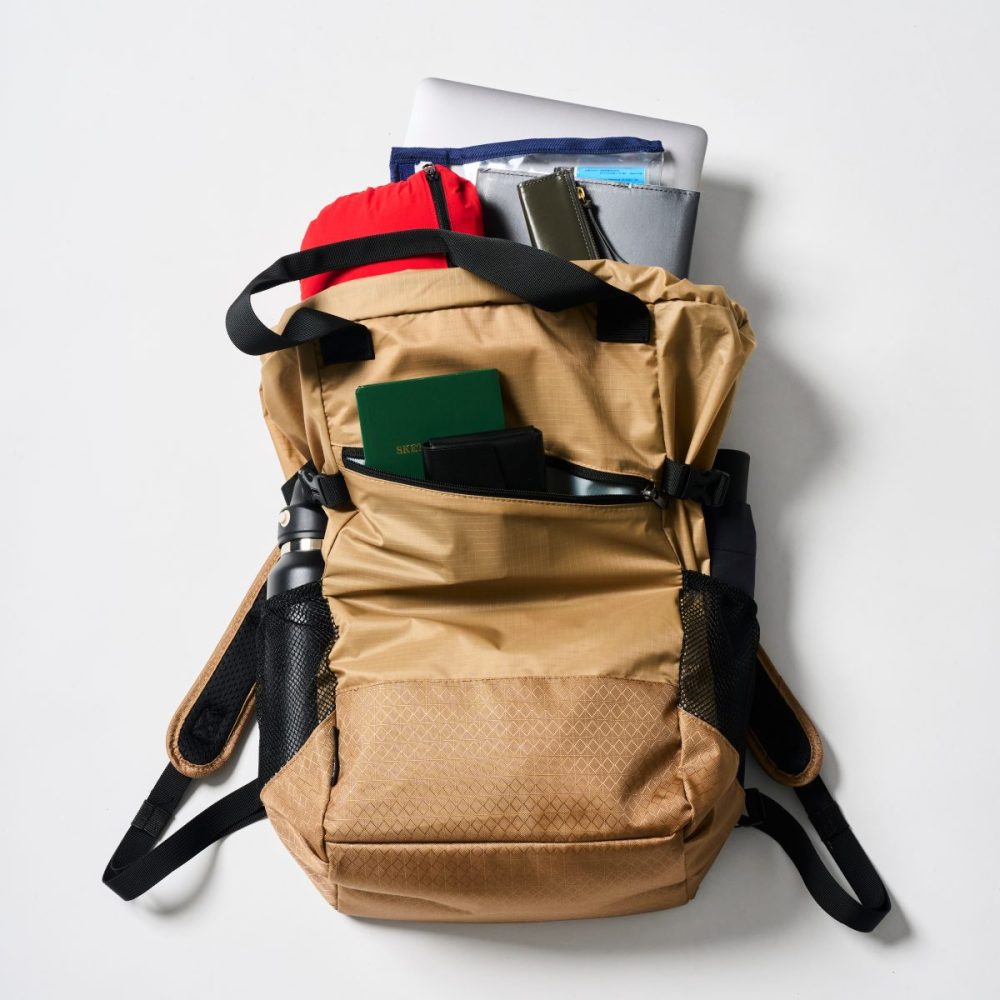 トートとリュックの2通りで使える上に、小さくたたんで持ち運べるので使い道が幅広いのが魅力