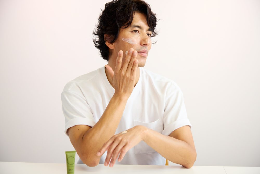 「みずみずしく、さりげなくトーンアップを叶えるベージュカラーもいい。表情が明るく見えますね」(幸太)