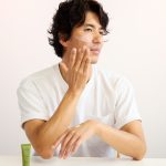 「みずみずしく、さりげなくトーンアップを叶えるベージュカラーもいい。表情が明るく見えますね」(幸太)