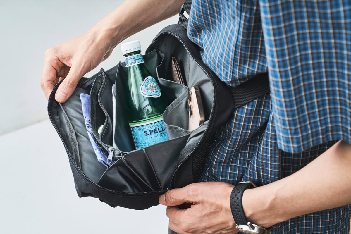 じゃばら式にガバっと開くので、バッグを肩に掛けた状態でも荷物の出し入れがスムーズに行える