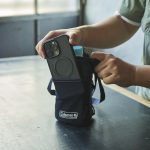 スマホの出し入れがしやすいメッシュポケット