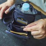 中央には小銭が入るジップポケットも
