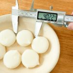 自然解凍中にサイズを測ってみると直径は約40mmで、3商品中でミドルサイズ