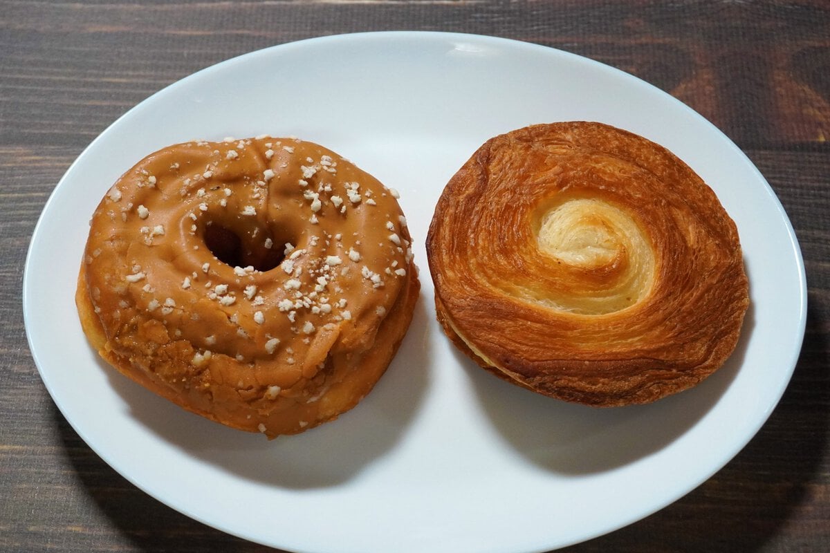 「も~っちり食感きなこドーナツ」はきなこの香りがいい。「も~っちり食感クロワッサンロール(ダブルカスタード)」はしっとり生地
