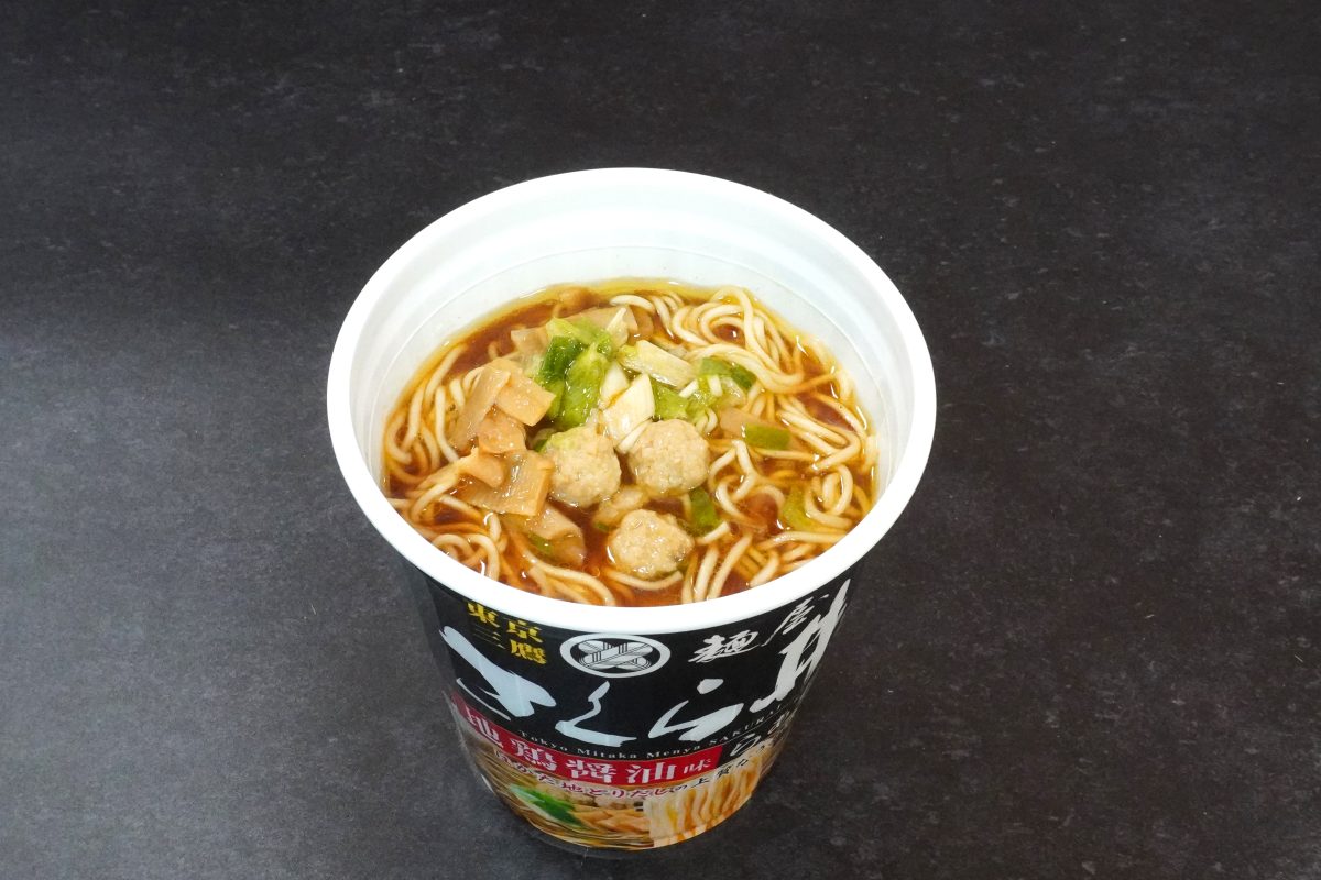 サンヨー食品
サッポロ一番 麺屋さくら井監修 地鶏醤油味らぁ麺
