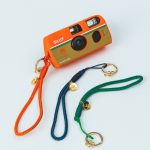 BEAMS JAPAN「【別注】写ルンです™ 組紐ストラップ」各¥2,750/2色展開