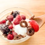 甘さ控えめのチョコリングとミックスベリーは、クリームチーズ風ヨーグルトとの相性抜群