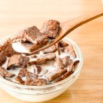 「チョコモーニ」がズブズブにやわらかくなるのを待たずに食べても、牛乳はすでにココア味