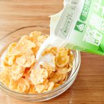 コンフレークのもっともオーソドックスな食べ方といえば、牛乳をかけるスタイル
