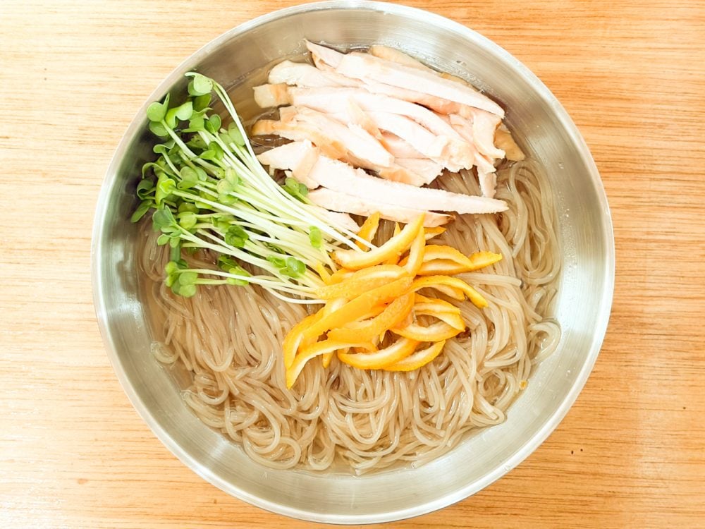 細切りにした「スモークチキンスライス」をトッピングした冷麺
