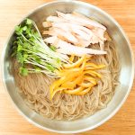 細切りにした「スモークチキンスライス」をトッピングした冷麺