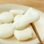 実食してみると「みるく大福」というよりは、ミルク餅と言った方がしっくりくるほどの柔らかモチモチ食感です