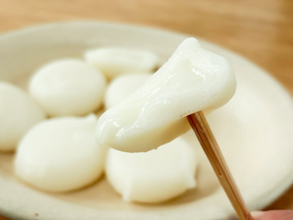 実食してみると「みるく大福」というよりは、ミルク餅と言った方がしっくりくるほどの柔らかモチモチ食感です