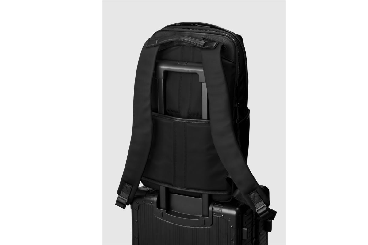 背面には
14インチまでのノートPCを収納できるファスナーポケット、両サイドには折り畳み傘や600mlペットボト
ルの収納に便利なマグネット留めポケットを