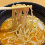 濃厚な白湯スープが麺に絡む！