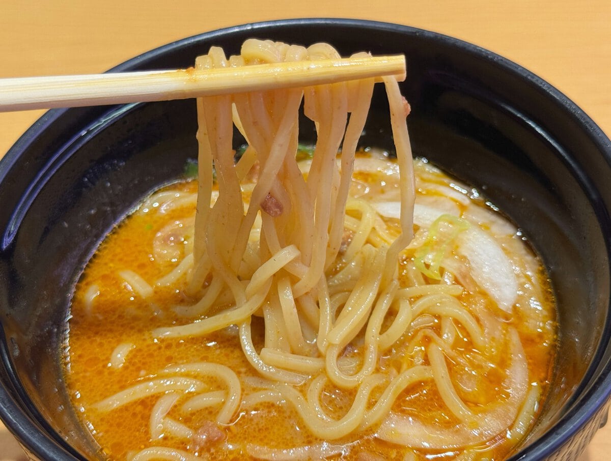 濃厚な白湯スープが麺に絡む！