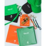 気になるラインナップは、初代「写ルンです™」のデザインに着想を得たオレンジカラーのシリコンカバーと本体のSET、組紐ストラップ、2WAYバッグ、キャップ、アルバム