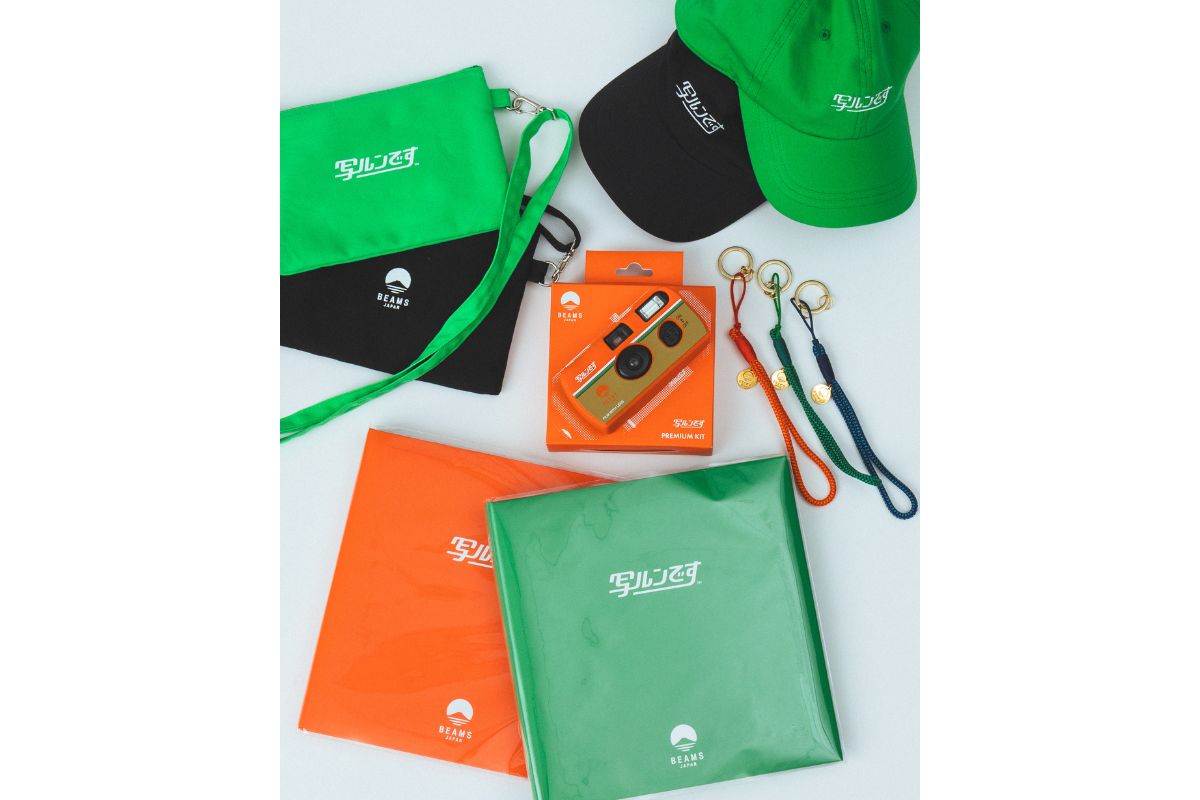 気になるラインナップは、初代「写ルンです™」のデザインに着想を得たオレンジカラーのシリコンカバーと本体のSET、組紐ストラップ、2WAYバッグ、キャップ、アルバム