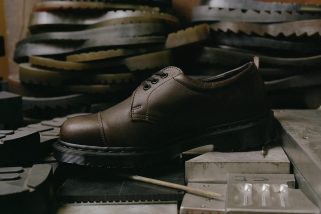 【一生モノの3ホール】MHL.別注のドクターマーチンは“妥協なき英国製”！老舗タンナーの革で仕上げた名作「1461」に死角なし