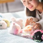 触れるたびに表情が変わり、過ごし方で個性が育つという育成型AIペットの「Fuzozo」は手のひらサイズのぬいぐるみ