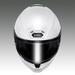 サイドからヘルメット後方へと流れるようなリブ形状