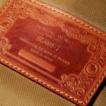 ビームス創設50周年の証が深く刻印された特注のレザーネームプレート