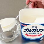 「チョコモーニ」のココアが溶け出す習性を活かすなら、ヨーグルトとの組み合わせがバツグン