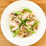 5品目として紹介するのはスモークチキンのクリームパスタ。しめじや舞茸などのたっぷりキノコとアスパラを炒め、生クリームたっぷりのスープ状に仕上げます