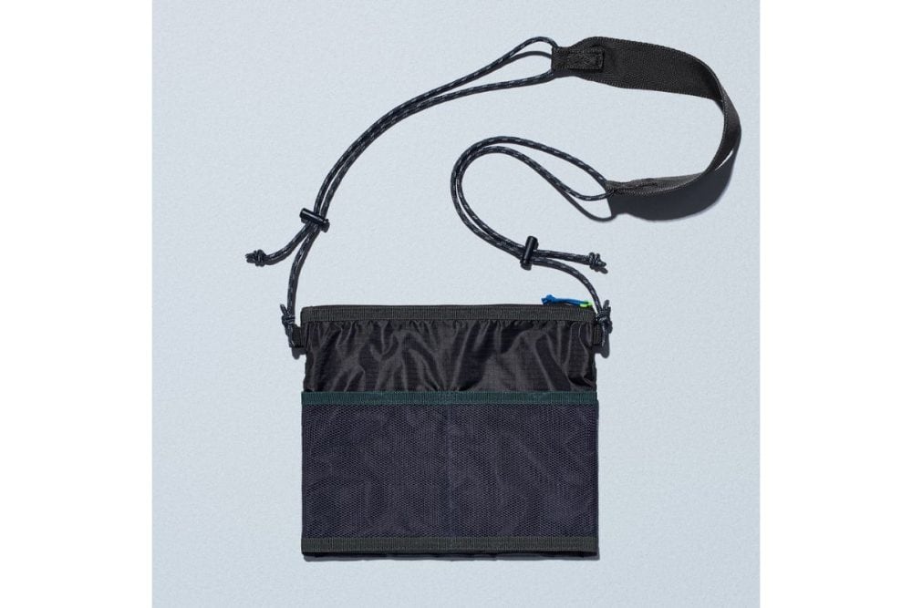 コンビニエンスウェア「サコッシュ」￥1,490／W225×H190×D0-50㎜／約1.5ℓ