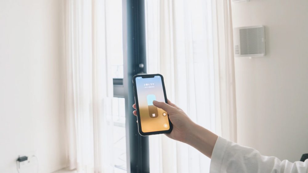 スマホでの遠隔操作も可能で、留守中でも家に誰かがいるように演出できるから、防犯効果も高まりそう