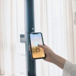 スマホでの遠隔操作も可能で、留守中でも家に誰かがいるように演出できるから、防犯効果も高まりそう
