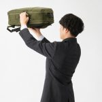 手提げに便利なトップハンドルと、棚への上げ下ろしに便利なサイドハンドルを配置