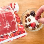 クリームチーズ風に仕上がったヨーグルトに「チョコリング」と冷凍のミックスベリーをトッピング