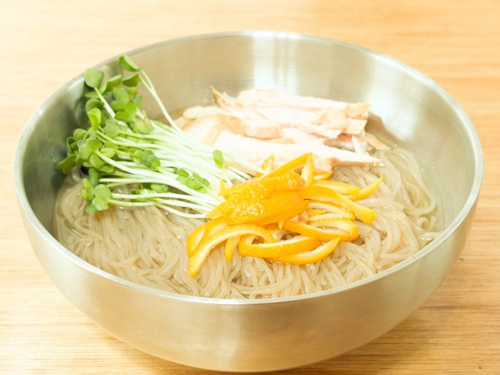冷麺の茹で時間は1分弱なので調理時間も短く、夏にさっぱりと食べられるメニュー