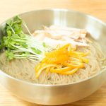 冷麺の茹で時間は1分弱なので調理時間も短く、夏にさっぱりと食べられるメニュー