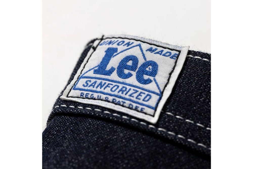 ウエスト部分に配されたハウスマークラベルは、Leeロゴの"e"が現在の正書体へと切り替わった最初期の仕様を採用