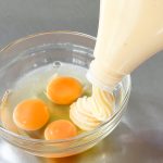 マヨネーズは、タマゴと食用油、酢を主原料に作られています。だからタマゴ料理にはよく馴染む調味料