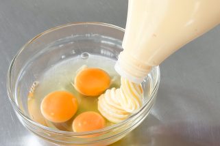 【他社1000円超えが580円!?】買って損なし！業スー「1kgメガ盛りマヨ」をフードスタイリストがガチ検証。マヨが主役の絶品活用法も