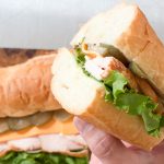 業スーの「スモークチキンスライス」以外にピクルス、スライスチーズ、グリーンレタスをサンドして、こちらも火をつわずに5分で作れる簡単レシピ