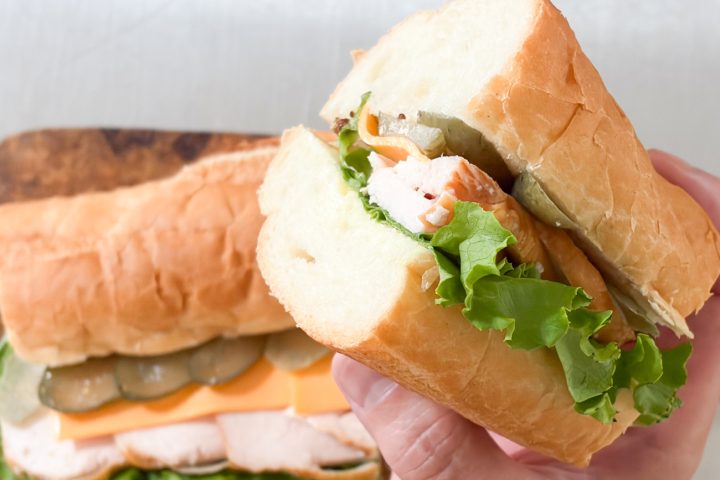 【もはや原価割れ!?】業スー「スモークチキンスライス」がウマすぎた!700gあってもすぐに無くなる“絶品アレンジ”5選で物価高もへっちゃら