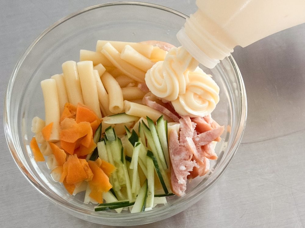 食堂の定食には欠かせない付け合わせがマカロニサラダ。もちろん付け合わせですから、主役はメイン料理
